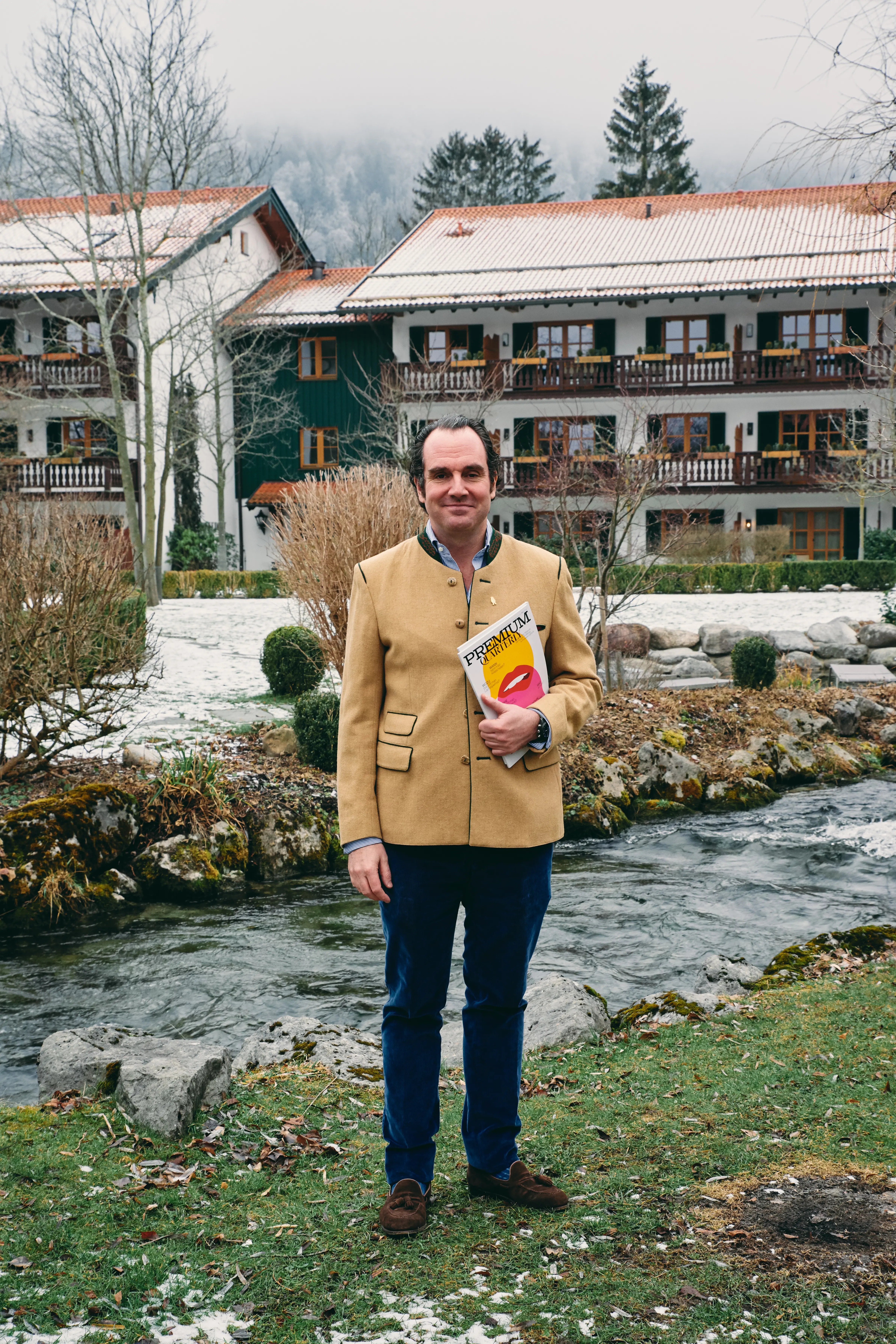 Dr. Dominik Pförringer vor dem Hotel Bachmair Weissach
